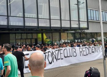 Honderden ADO-fans protesteren bij stadion en eisen vertrek van bestuur