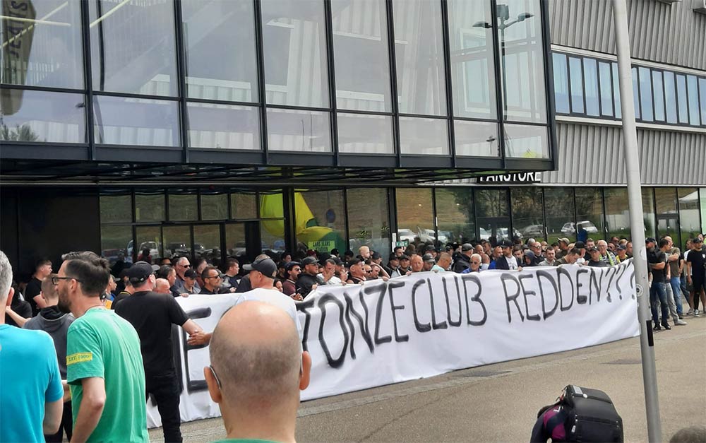 Honderden ADO-fans protesteren bij stadion en eisen vertrek van bestuur