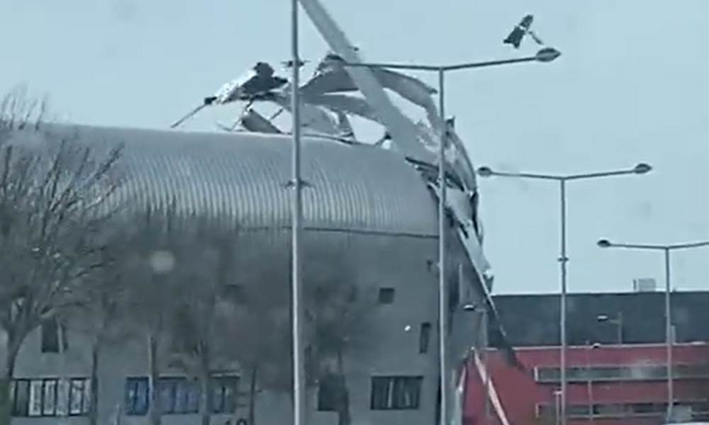 Video: Deel dak van ADO-stadion laat los door storm