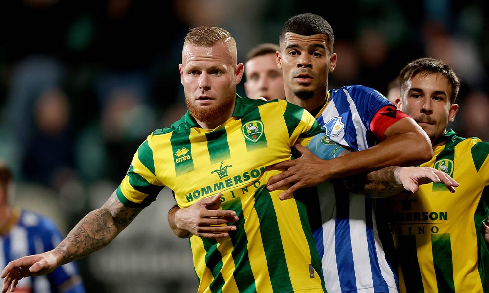 Verheydt slaat in de rust een deur uit zijn voegen en breekt pink