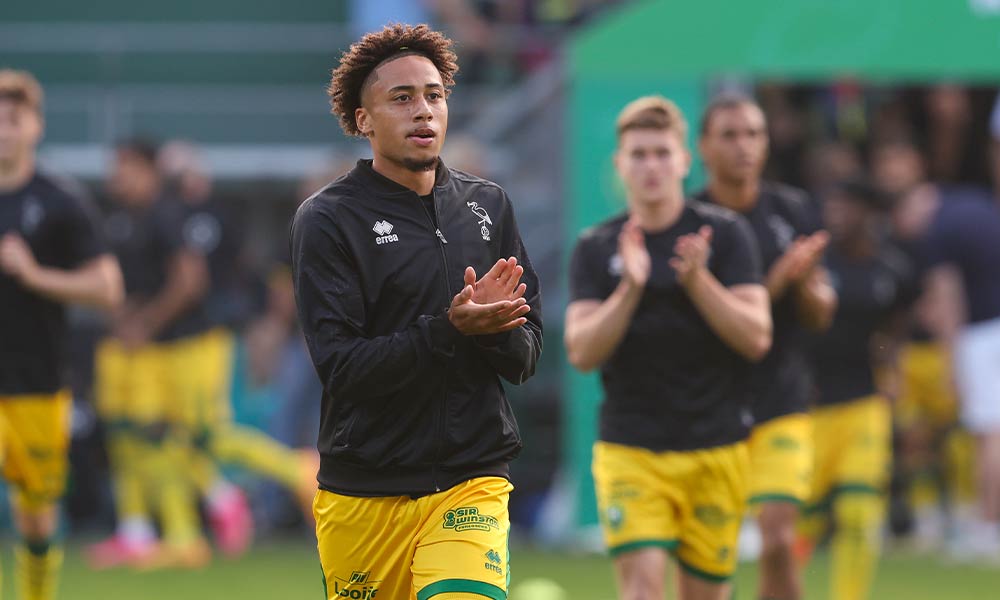 Tyrese Asante tijdens de warming up tegen Roda JC