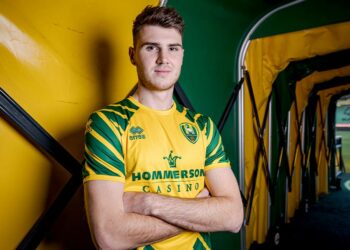 FC Emmen middenvelder Jari Vlak tekent meerjarig contract bij ADO Den Haag