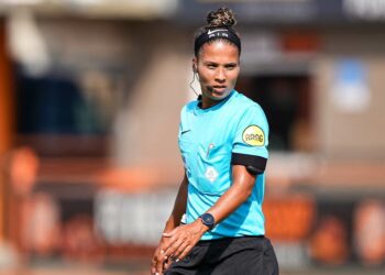 Vrouwelijke scheidsrechter bij TOP Oss – ADO Den Haag