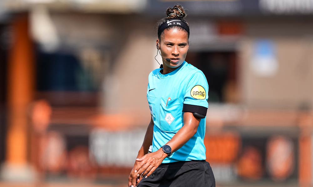 Vrouwelijke scheidsrechter bij TOP Oss – ADO Den Haag