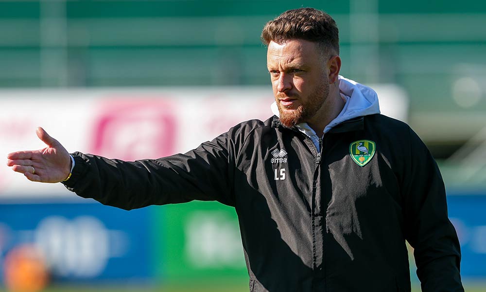 Assistent-trainer Levi Schwiebbe langer bij ADO Den Haag